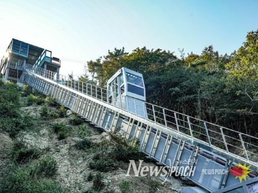 목포시가 고하도 해상데크와 등산로를 연결하는 경사형 엘리베이터를 설치했다.