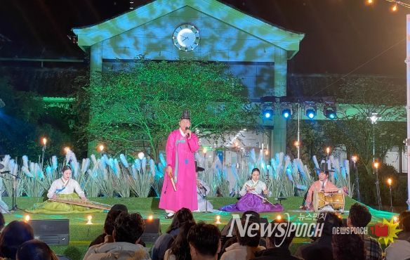 다소 쌀쌀한 가을 날씨에도 관람객들이 강진읍내 오감통을 가득 메운 가운데 KBS광주 특별콘서트 ‘오감’을 만끽하고 있다.