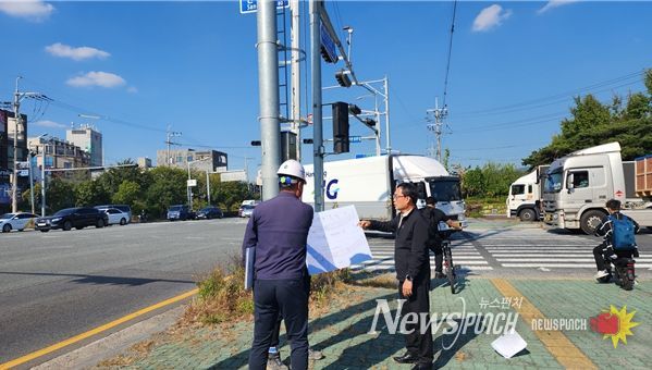 서대성 울산시 종합건설본부장은 공사계획을 점검하고, 공사 중 안전사고가 발생하지 않도록 공사관계자에게 주의를 당부 했다.