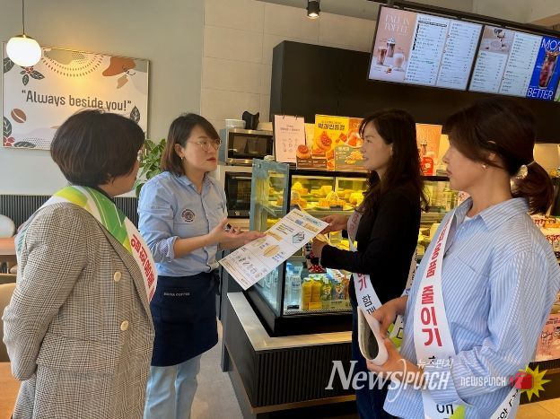 울산 중구(구청장 김영길)가 24일 일회용품 사용규제 시행을 앞두고, 일회용품 사용규제 홍보에 박차를 가하고 있다.
