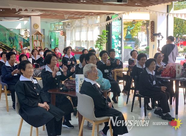 학창 시절로 돌아간 노인들