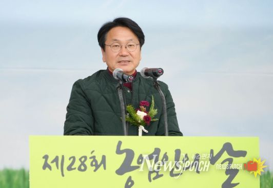 강기정 광주광역시장이 9일 오전 서구 상무시민공원에서 열린 제28회 농업인의 날' 행사에 참석해 축사를 하고 있다./광주광역시 제공