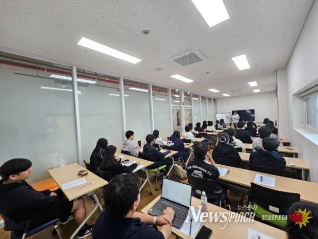 고래문화재단이 추진하는 영화 아카데미 ‘장생포 씨네창고’의 단편영화 제작 워크숍이 지난 4일 장생포 문화창고 내 ‘공유작업실 1’에서 열렸다.