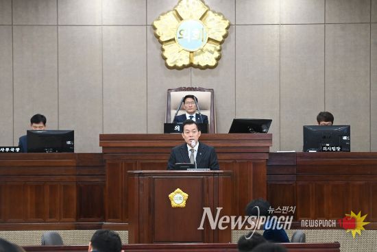 이재준 수원시장이 시정연설을 하고 있다.