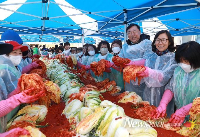 동구새마을회(회장 김국주)는 29일 동구문화원 주차장에서 김종훈 동구청장, 박경옥 동구의회 의장 및 회원들 130여명이 참여한 가운데 저소득층 500세대를 위한 김장담그기 행사를 가졌다.