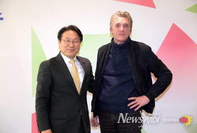 강기정 광주광역시장이 8일 오후 시청 접견실에서 니콜라 부리오 광주비엔날레 예술감독과 제15회 광주비엔날레 전시 기본방향과 준비상황 등에 대한 대화를 나눈 후 기념촬영을 하고 있다./광주광역시 제공