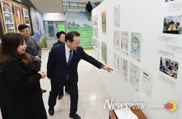 예술로 치유받은 ‘리블라썸 시니어 예술학교’ 작품전
