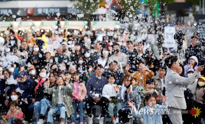 지난해 4월 15일 진행된 봄 시즌 비엔날레 문화콘서트 버블쇼 현장