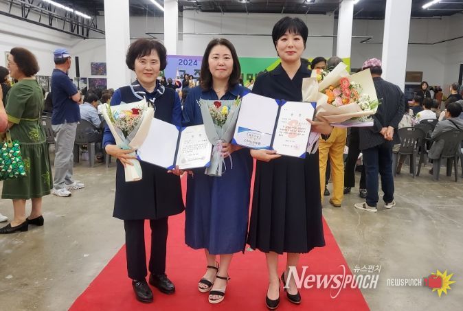 제37회 광주광역시 미술대전에서 수상한 광산구 더불어락노인복지관 인생이모작지원센터 ‘민화동아리’의 최혜숙‧김현순‧김은정 씨(왼쪽부터)