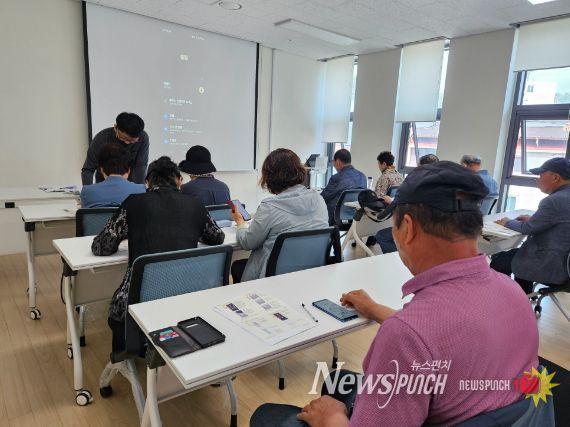 강화군 행복센터, 어르신 스마트폰 활용 교육 마무리