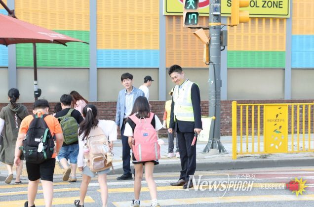 김정헌 중구청장, 취임 2주년 맞아 ‘안전한 등굣길’ 교통안전 캠페인