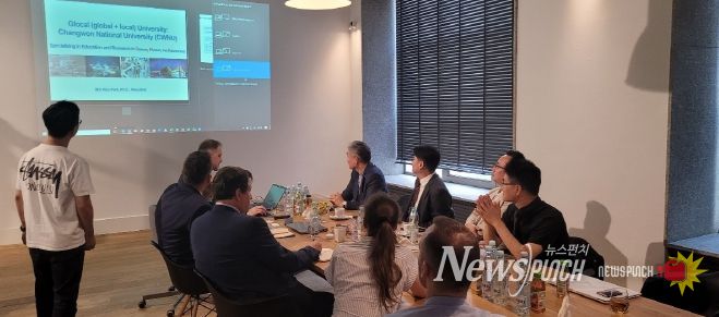 WB그룹 방문, 창원대학교 교수가 발표를 하고 있다.