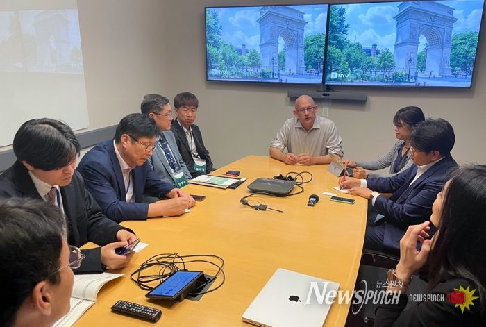 도성훈 교육감과 인천시교육청 연수단이 클레이 셔키 교수와 질의응답 시간을 갖고 있다.