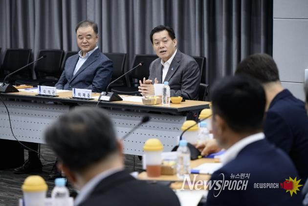 이재준 수원특례시장이 기업유치위원회 제1회 정기회의에서 발언을 하고 있다.