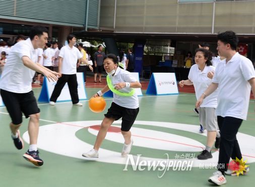 참가 선수들이 무빙바스켓(농구)경기를 하고 있다.
