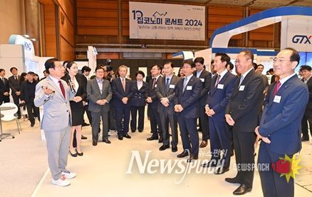 이현재 하남시장이 지난 27일 코엑스에서 열린 「제10회 집코노미 박람회 2024」서 박상우 국토부 장관, 오세훈 서울시장 등 주요 내빈을 만나 “미래형 첨단산업 육성의 핵심이 될 캠프콜번과 K-스타월드 사업 추진에 대해 설명하고 있다.