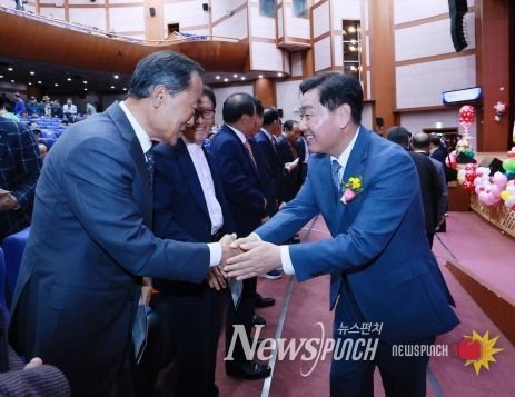 4일 전북특별자치도청 공연장에서 열린 ‘제28회 노인의 날 기념식에 김관영 도지사, 문승우 도의회 의장, 서거석 교육감, 윤석정 전북애향본부 총재, 대한노인회 김두봉 전북특별자치도연합회장 등 도내 어르신 800여 명이 참석한 가운데 지역사회 발전에 헌신한 어르신들의 노고에 감사를 전하며 유공자 표창 기념촬영을 하고 있다.