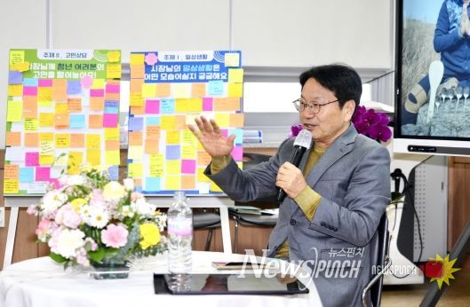 강기정 광주광역시장이 25일 오후 조선간호대학교 학생들과 '청춘이 묻고 시장이 답하다'를 주제로 대화하고 있다.