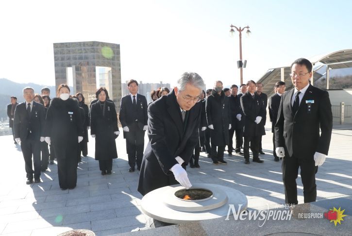 박종훈 교육감, 새해 첫날 국립3.15민주묘지와 합동 분향소 참배