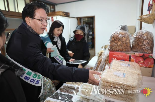 심덕섭 고창군수, 설 맞이 장보기..시장상인 격려