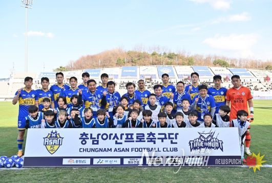 충남아산FC 명예구단주인 김태흠 충남도지사가 30일 아산 이순신종합운동장 주경기장에서 열린 ‘하나은행 2025 K리그2’ 성남FC와의 홈 개막전을 찾아 충남아산FC의 1부 리그 승격을 기원하며, 적극적인 지원 의지를 밝혔다.