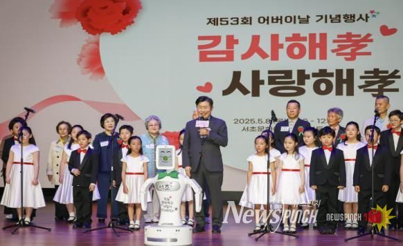 2025.5.8. ‘사랑해孝 감사해孝’ 어버이날 기념행사에서 전성수 구청장(가운데)이 인사말씀을 하고 있다.