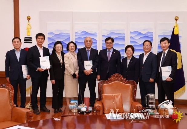 우원식 국회의장에 평생교육 6대 정책과제 전달