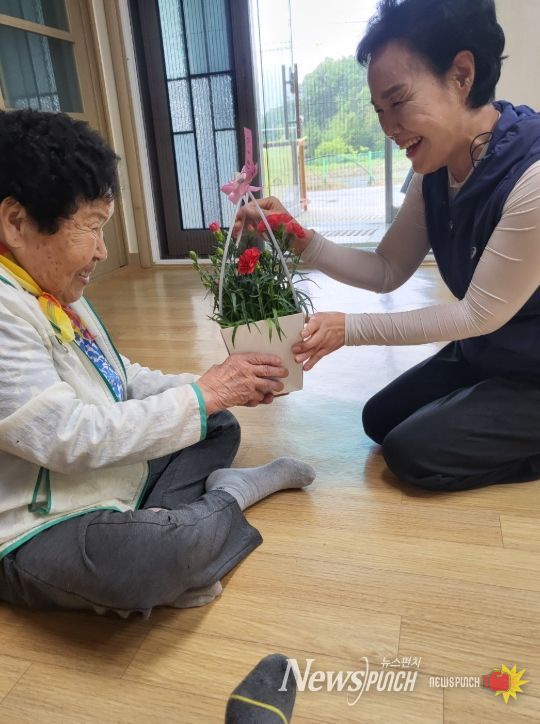 카네이션과 손편지로 전한 따뜻한 마음