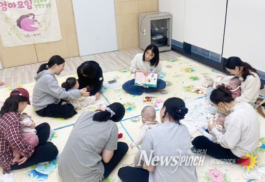 '동대문구 초보엄마 모임' 참여자들이 수업을 듣고 있다