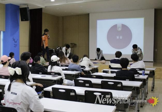 심폐소생술 교육이 진행되는 모습