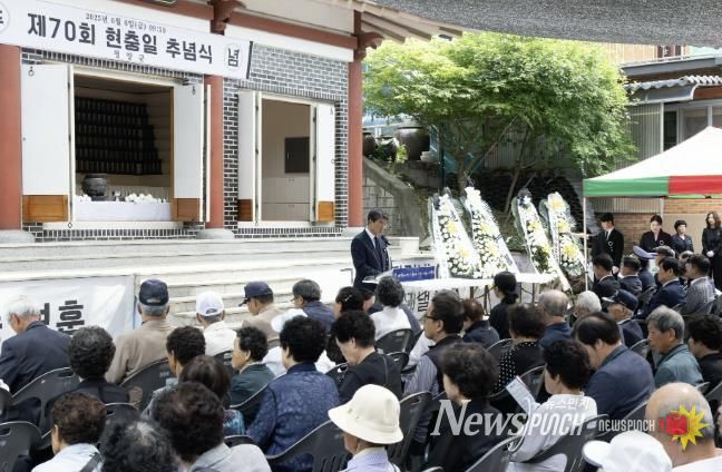 김돈곤 청양군수가 추념사를 하는 모습