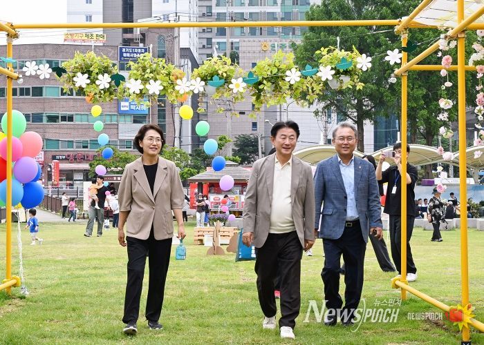 김동근 시장이 6월 7일 ‘제1회 의정부 가든-페스타’ 행사장을 둘러보고 있다.