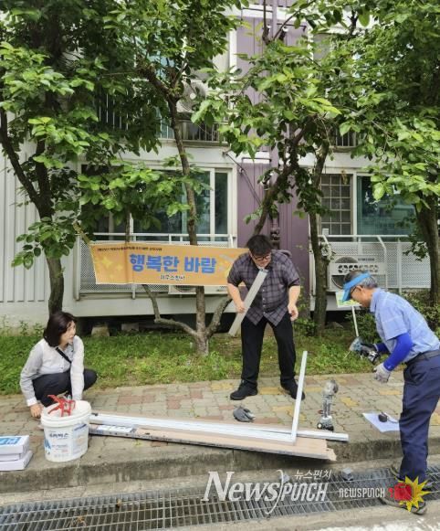 의왕시 오전동 방위협의회 ‘하우스 천사’, 부곡동 독거노인 20가구에 방충망 설치