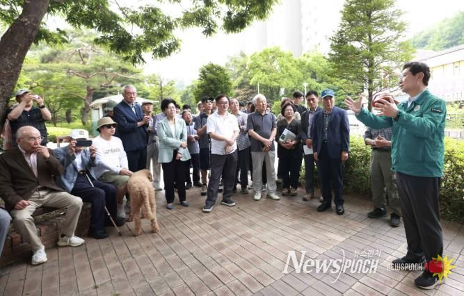 이상일 용인특례시장은 10일 기흥구 마북동 교동마을 현대홈타운 민원 현장을 찾아 현장을 점검하고 주민 의견을 청취했다