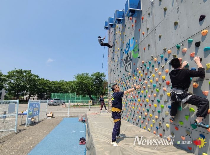 2025 STAY영덕 스포츠클라이밍 교실 인공암벽 등반 모습.