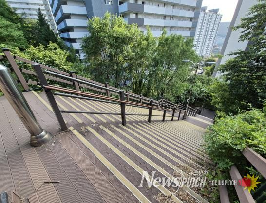 청구동마을마당 계단