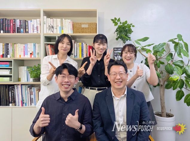 (위 왼쪽부터 시계방향으로) 김지은 생활복지학과 교수, 박지현 문화전문대학원 교수, 지명인 지리학과 교수, 주상훈 건축학부 교수, 홍인호 데이터사이언스대학원 교수. 전남대 제공