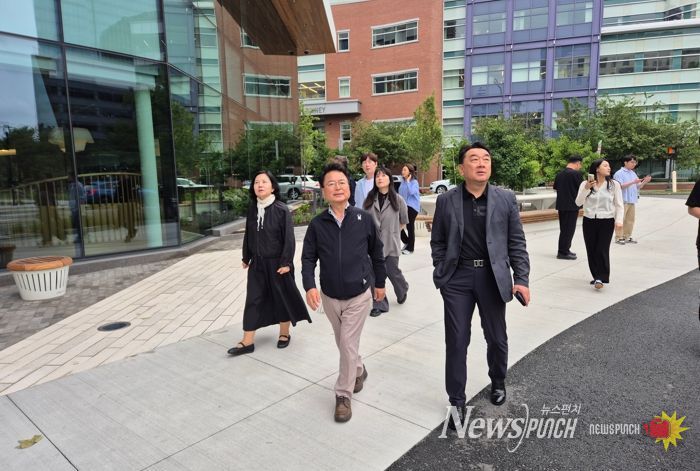 육동한 춘천시장이 현지시간 14일 미국 보스턴 켄달스퀘어 내 모더나, 아스트로제네카 등 바이오 기업 밀집 지역을 둘러보며 클러스터 구조를 살펴보고 있다.
