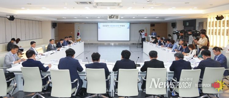 강기정 광주광역시장이 16일 오후 시청 중회의실에서 열린 '대선공약 국정과제 반영 TF 회의'에 참석해 대선공약 반영 현황을 보고 받고 있다./광주광역시 제공