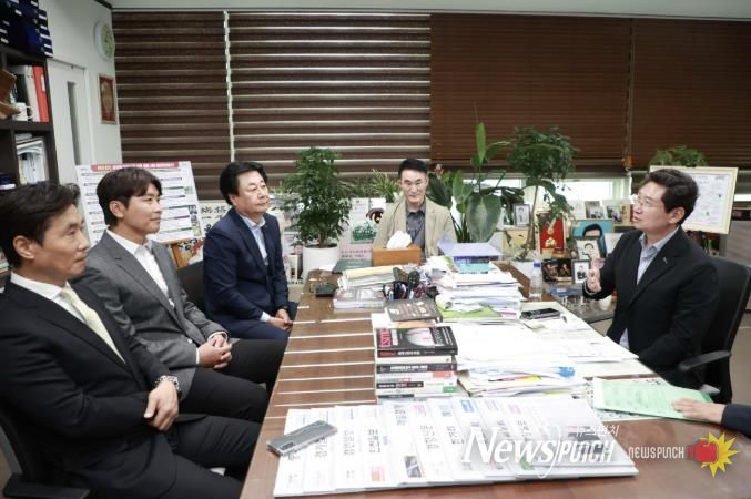 내년 K리그2 참가를 목표로 창단 작업을 진행 중인 용인특례시가 19일 '용인FC(가칭)' 테크니컬디렉터로 전 축구 국가대표 간판 공격수 이동국 선수를 선임했다