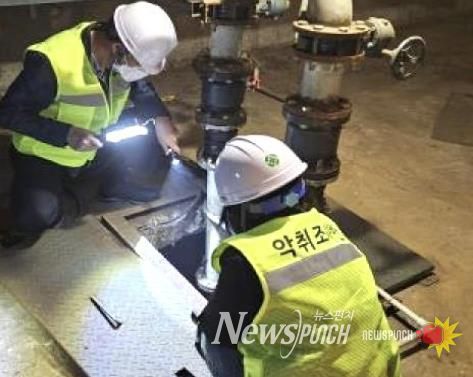 정화조에 설치된 악취 저감시설을 점검하고 있는 모습