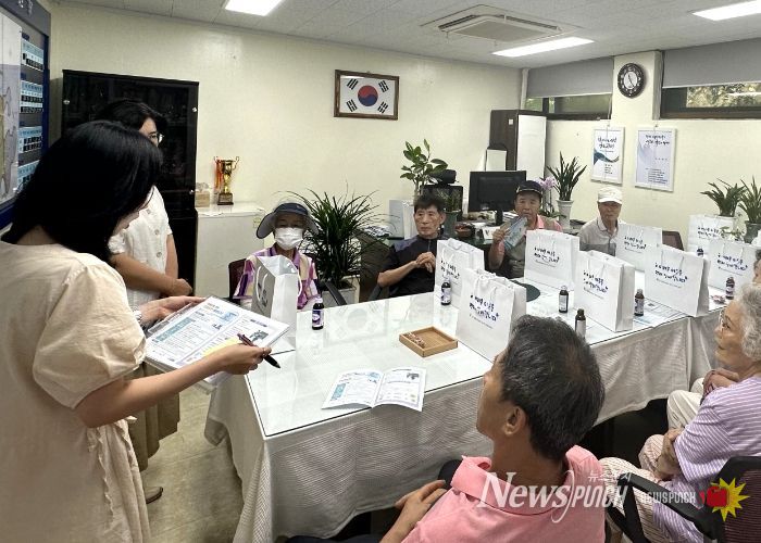 광명시 철산1동 행정복지센터는 지난 28일 어르신 환경봉사대원 10명을 대상으로 안전교육을 실시했다.