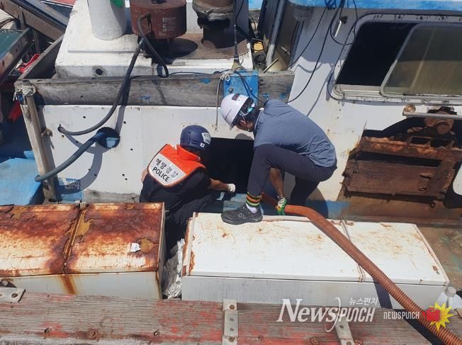 깨끗한 바다 위해...완도해경‧해양환경공단 선저폐수 합동 수거