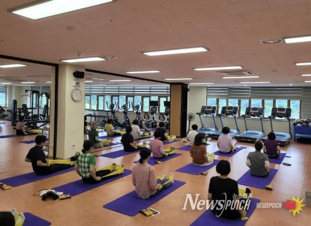 건강교실에서 운동 수업을 진행 중인 참여자들의 모습