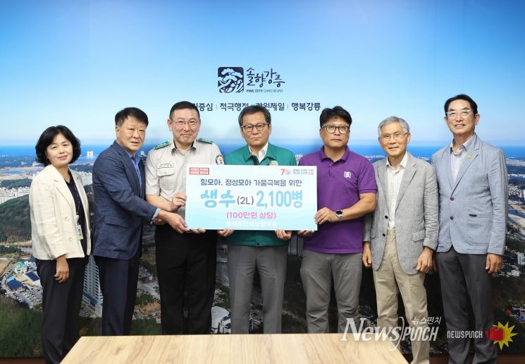 힘 모아, 정성 모아 가뭄 극복…강릉시 홍제동단체장협의회 생수 기부