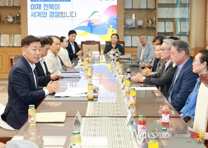 1일 전북특별자치도청 회의실에서 열린 무형유산 전승 활성화 간담회에 김관영 도지사와 무형유산 보유자, 보유단체 대표등 참석자들이 간담회를 갖고 있다