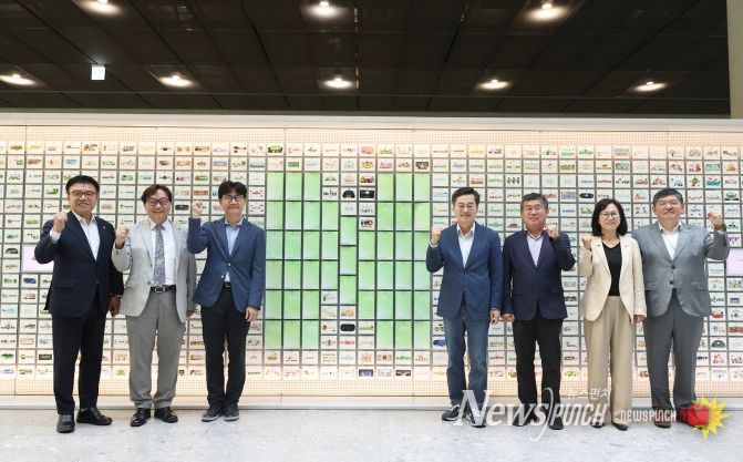 3일 오전 네이버 1784에서 열린 2025년 제2차 경기도 기후위기대응위원회 전체회의에서 김동연 경기도지사와 기후위기대응위기 위원회 위원들과 함께 기념촬영을 하고 있다.