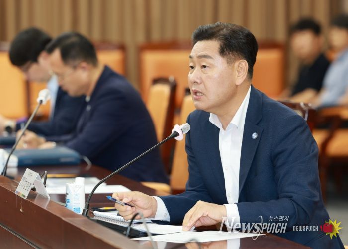 4일 전북특별자치도청 종합상황실에서 열린 ‘2036 전주 하계올림픽·패럴림픽 기본계획 수립 및 IOC 대응 용역’ 1차 중간 보고회에 김관영 도지사를 비롯한 참석자들이 지금까지의 추진 상황과 향후 과제를 점검하고 있다