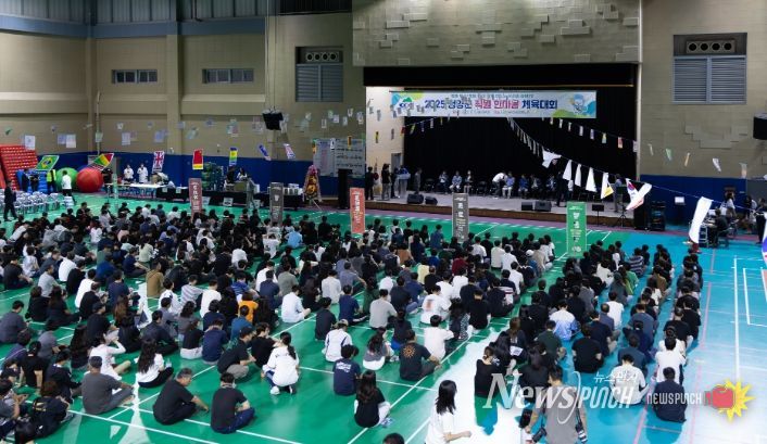지난 6일, 청양군 다목적 체육관에서 청양군 직원들이 한마음 체육대회를 즐기고 있다.