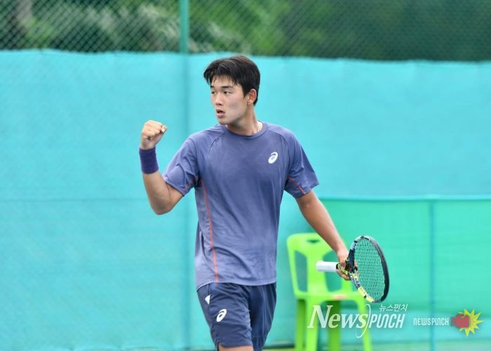 김포시청 테니스팀 김동주 선수가 M15 나콘파톰 국제남자퓨처스대회에 매진하고 있다.